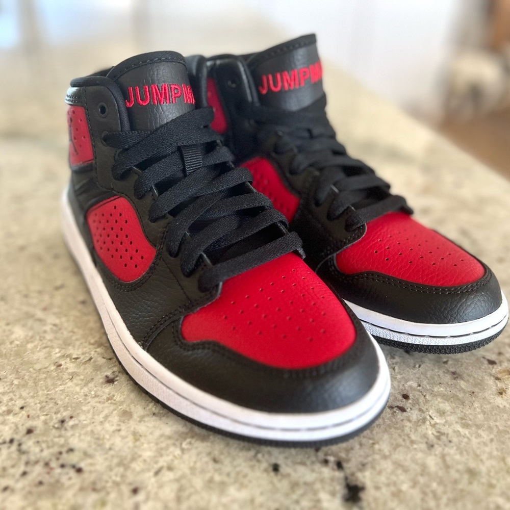 JORDAN ACCESS (GS) Kids 6Y Sneakers in Black and Red